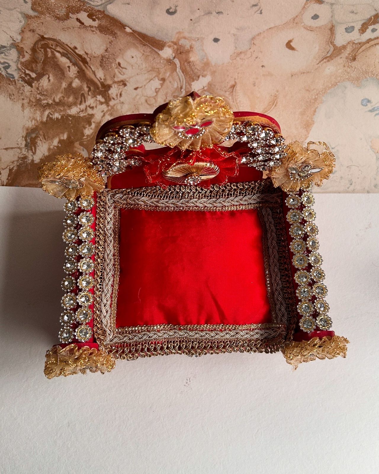 Kri-Radhey Red maharaja singhasan