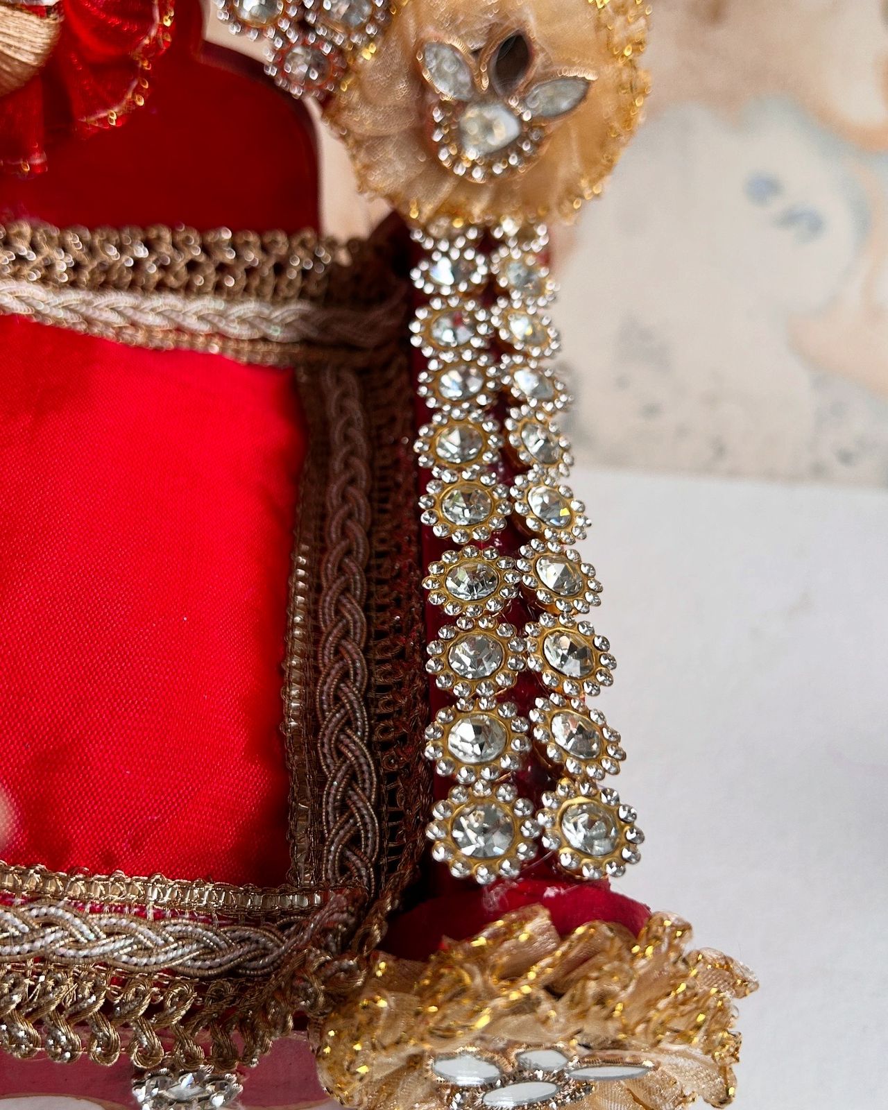 Kri-Radhey Red maharaja singhasan
