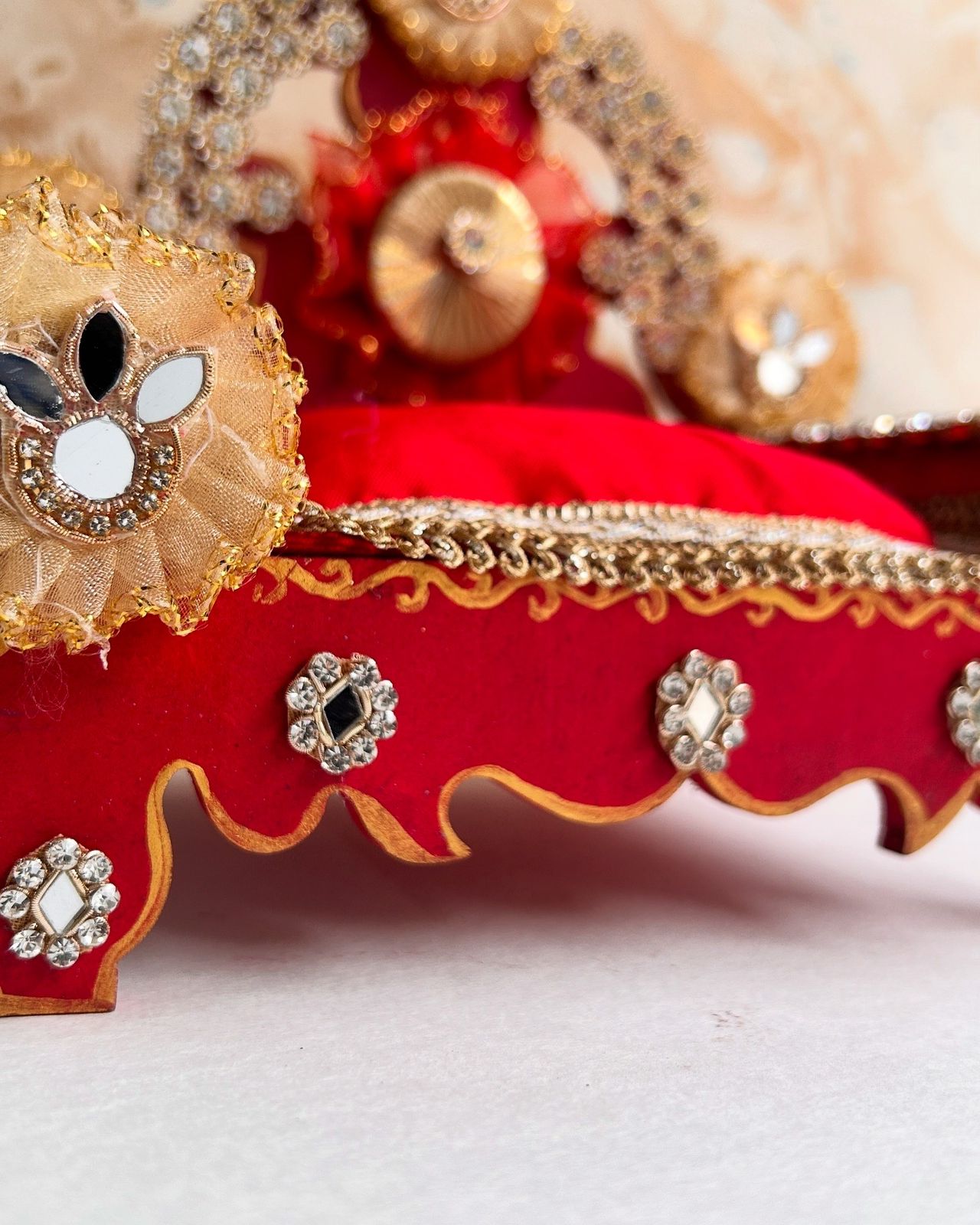 Kri-Radhey Red maharaja singhasan